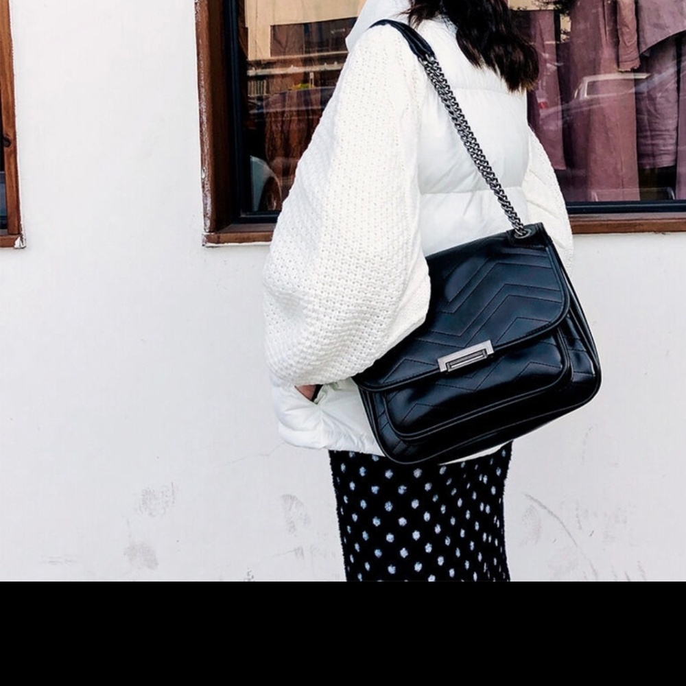 UR black shoulder bag with chain strap, new.